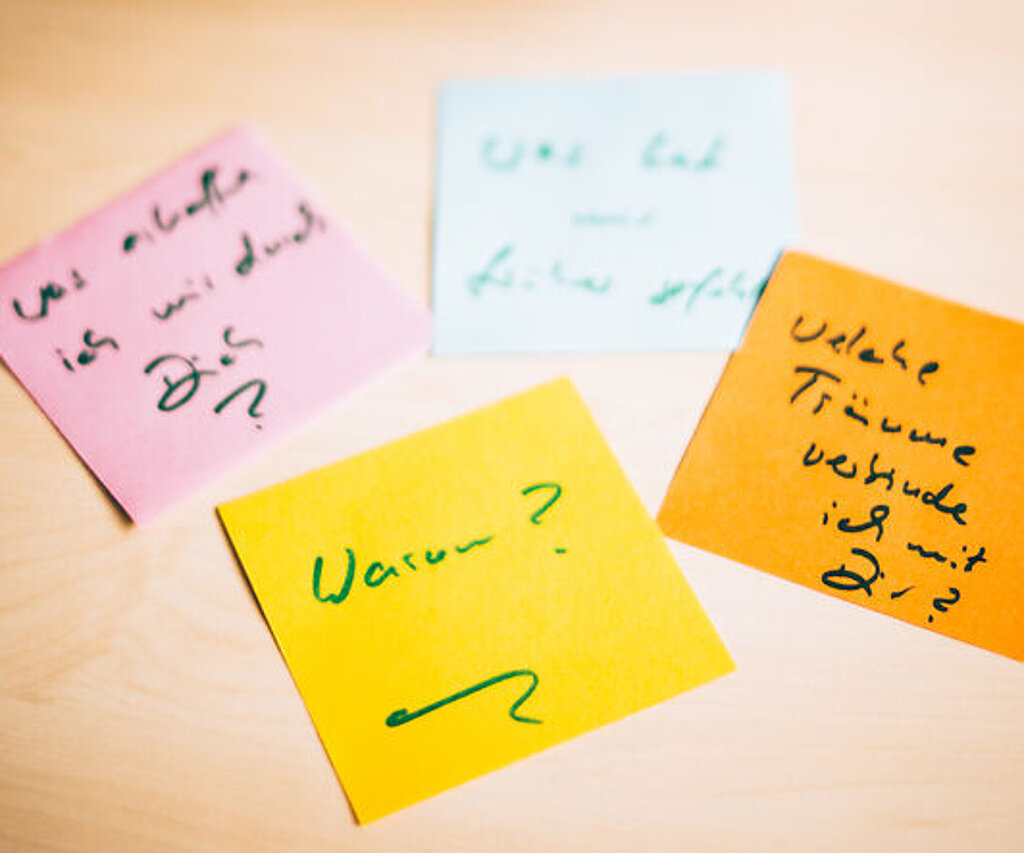 Bunte Notizzettel mit der Frage "Warum?"