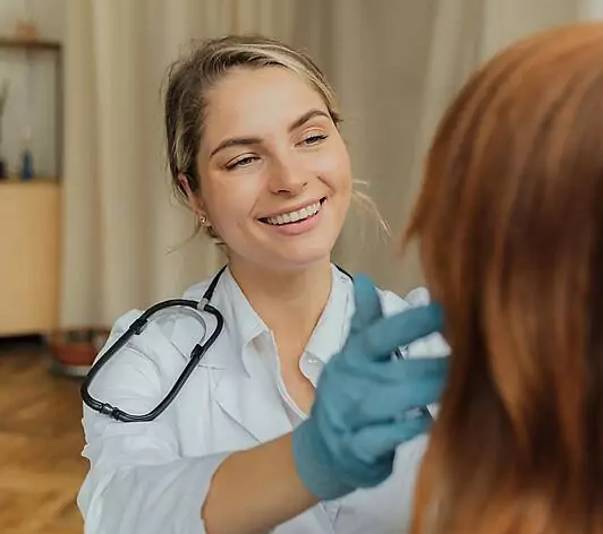 Ärztin Behandlung Eine freundliche Ärztin untersucht eine Patientin.