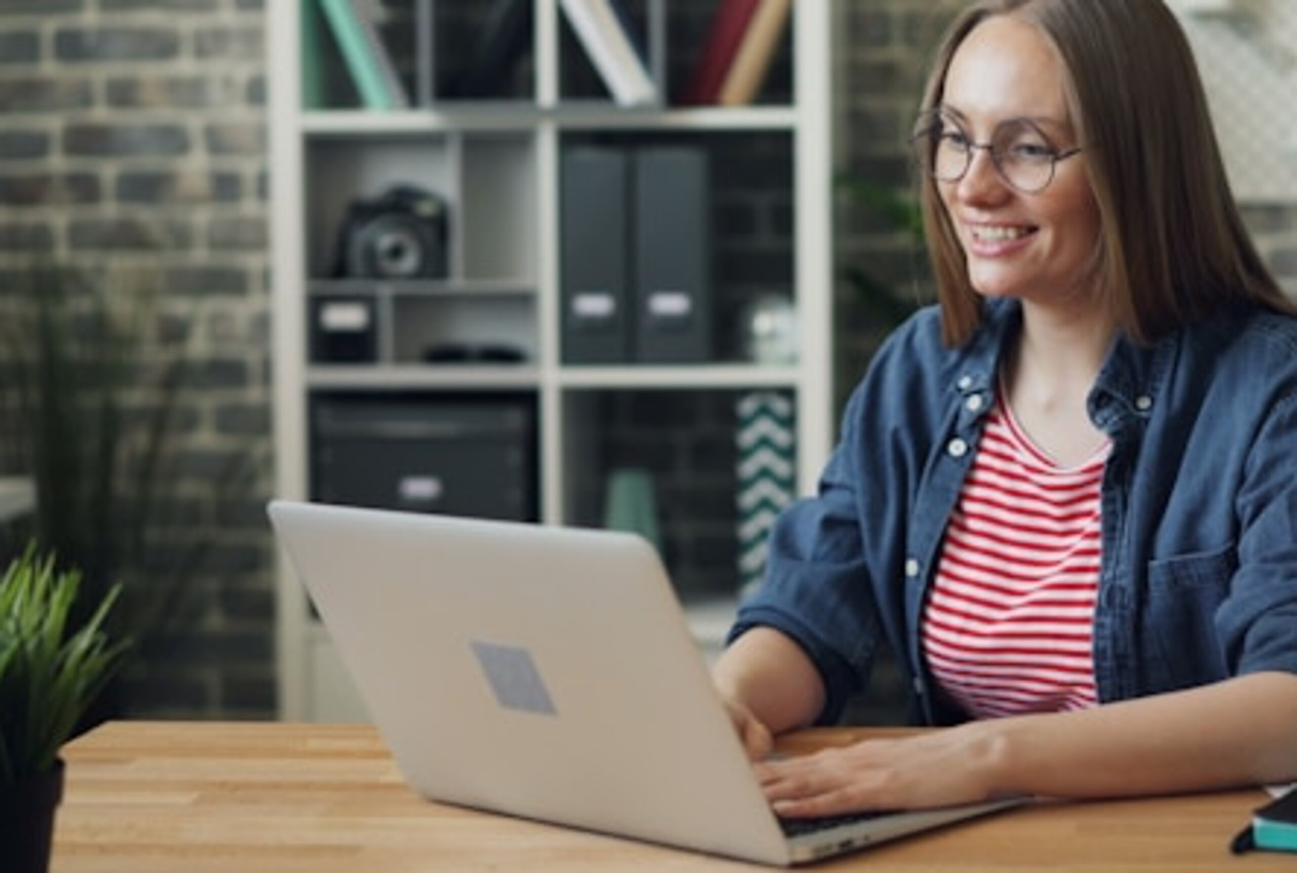 Laptop Frau am Laptop lächelnd.