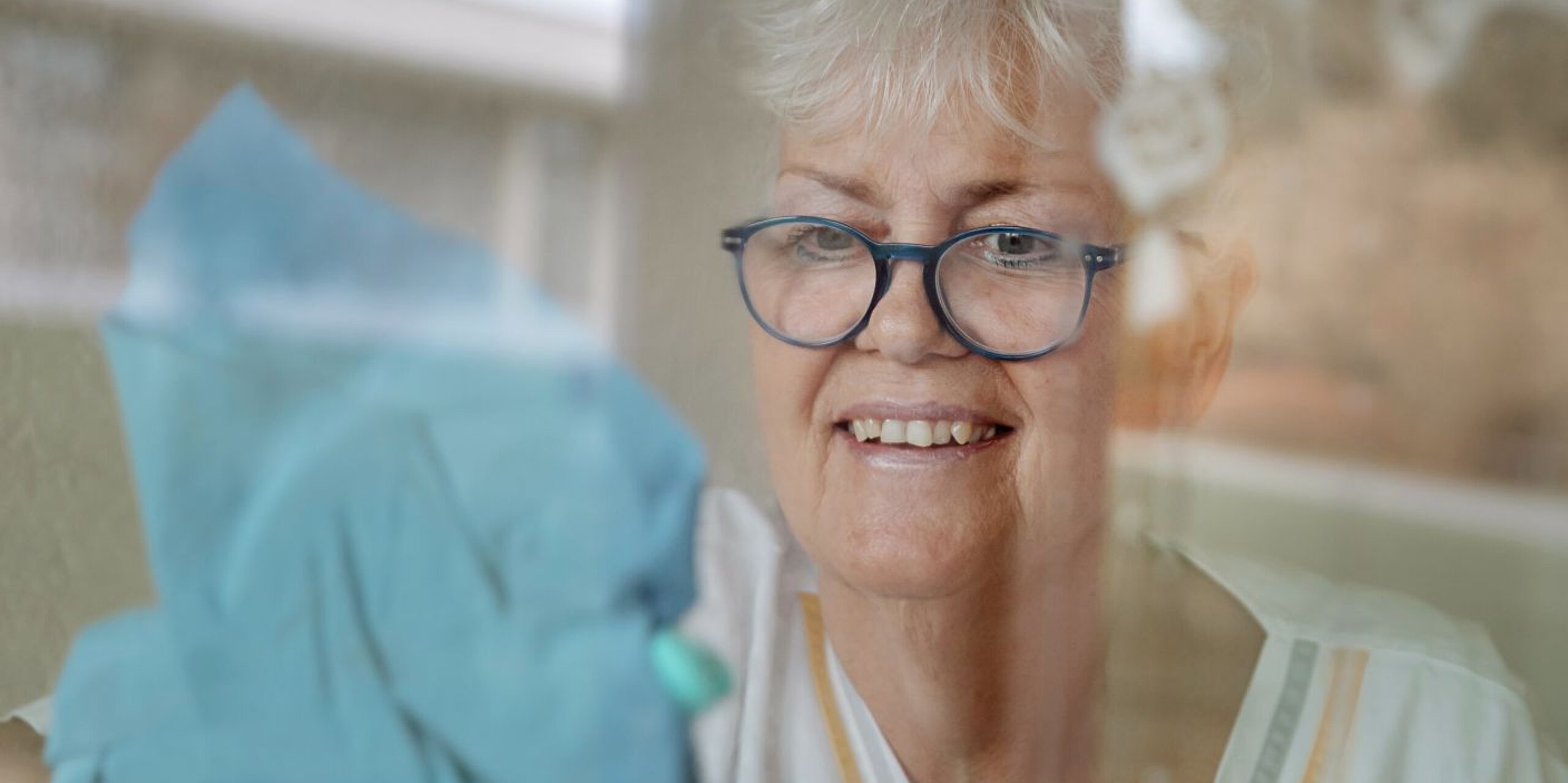 Petra Weber putzt ein Fenster.