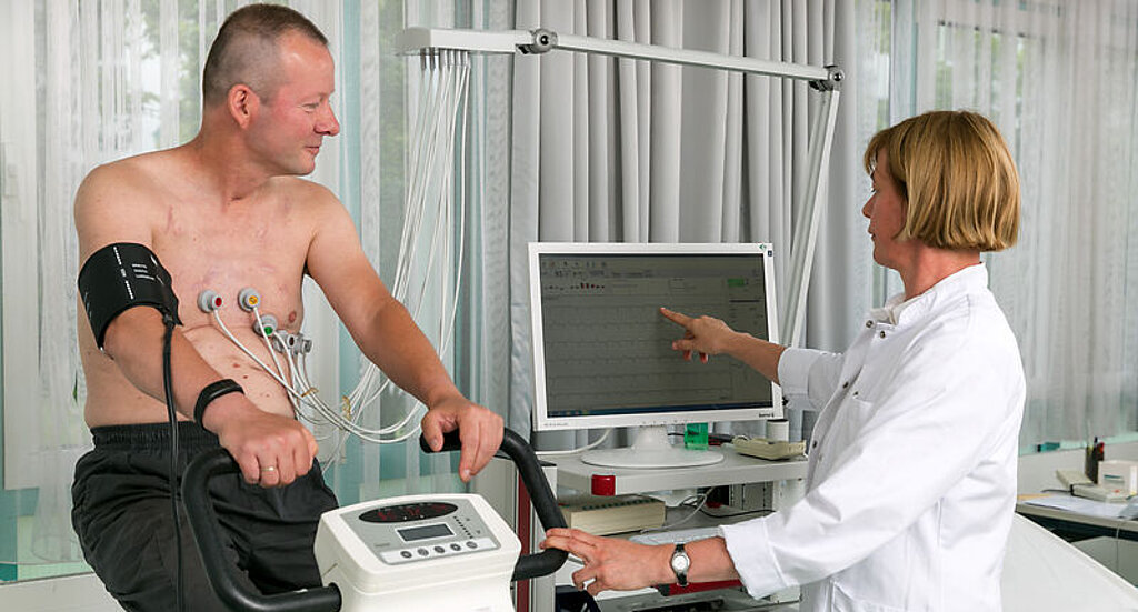 Diagnostik Patient Eine Ärztin führt mit einem Patienten eine Diagnostik durch