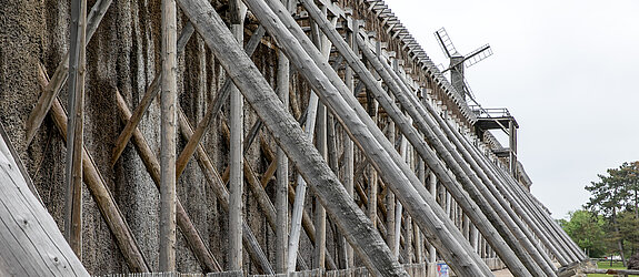 Das Bild zeigt einen Ausschnitt des Gradierwerkes Bad Salzelmen.