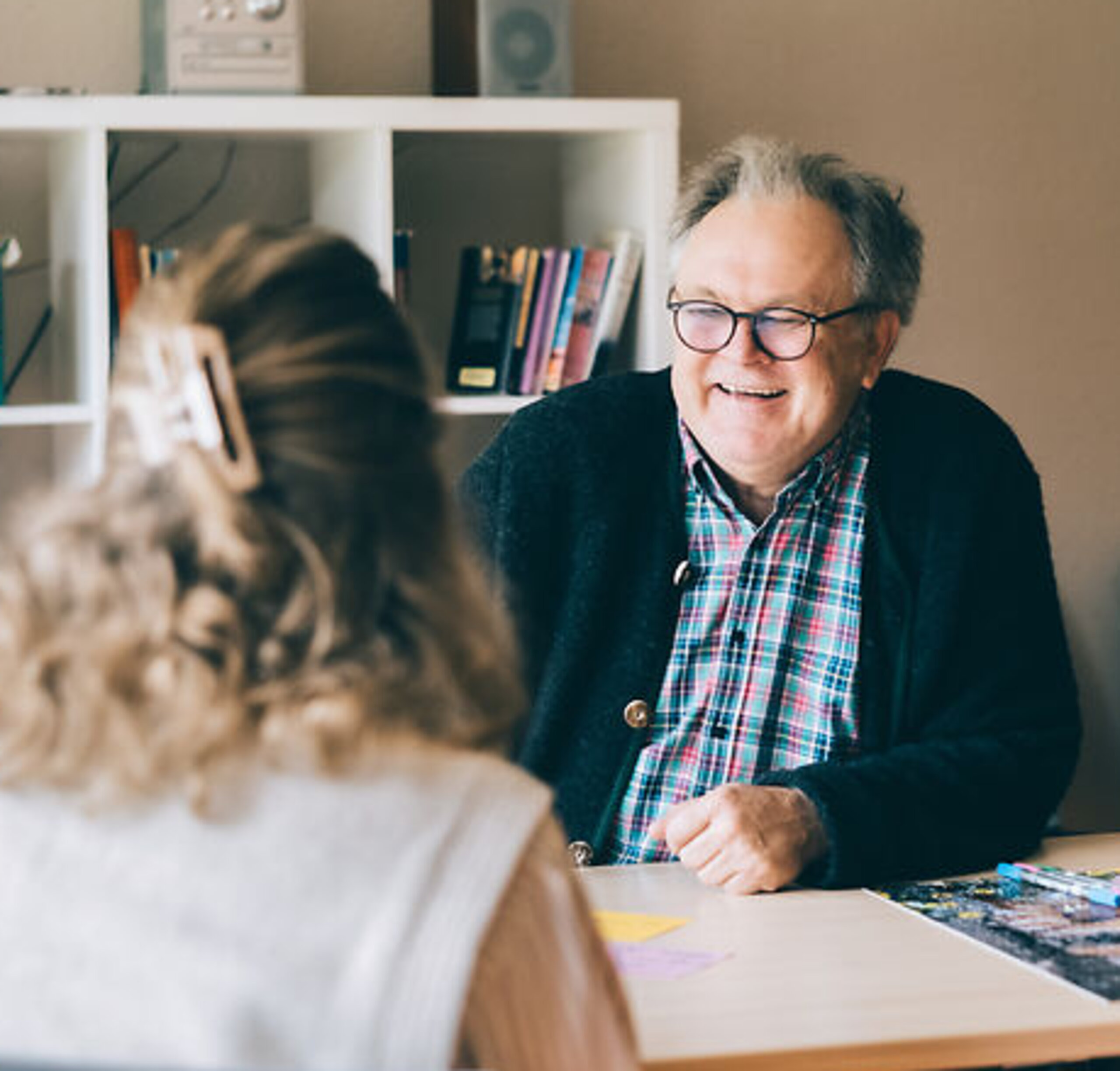 Dr. Holst bei einem Gespräch mit einer Patientin am Schreibtisch.