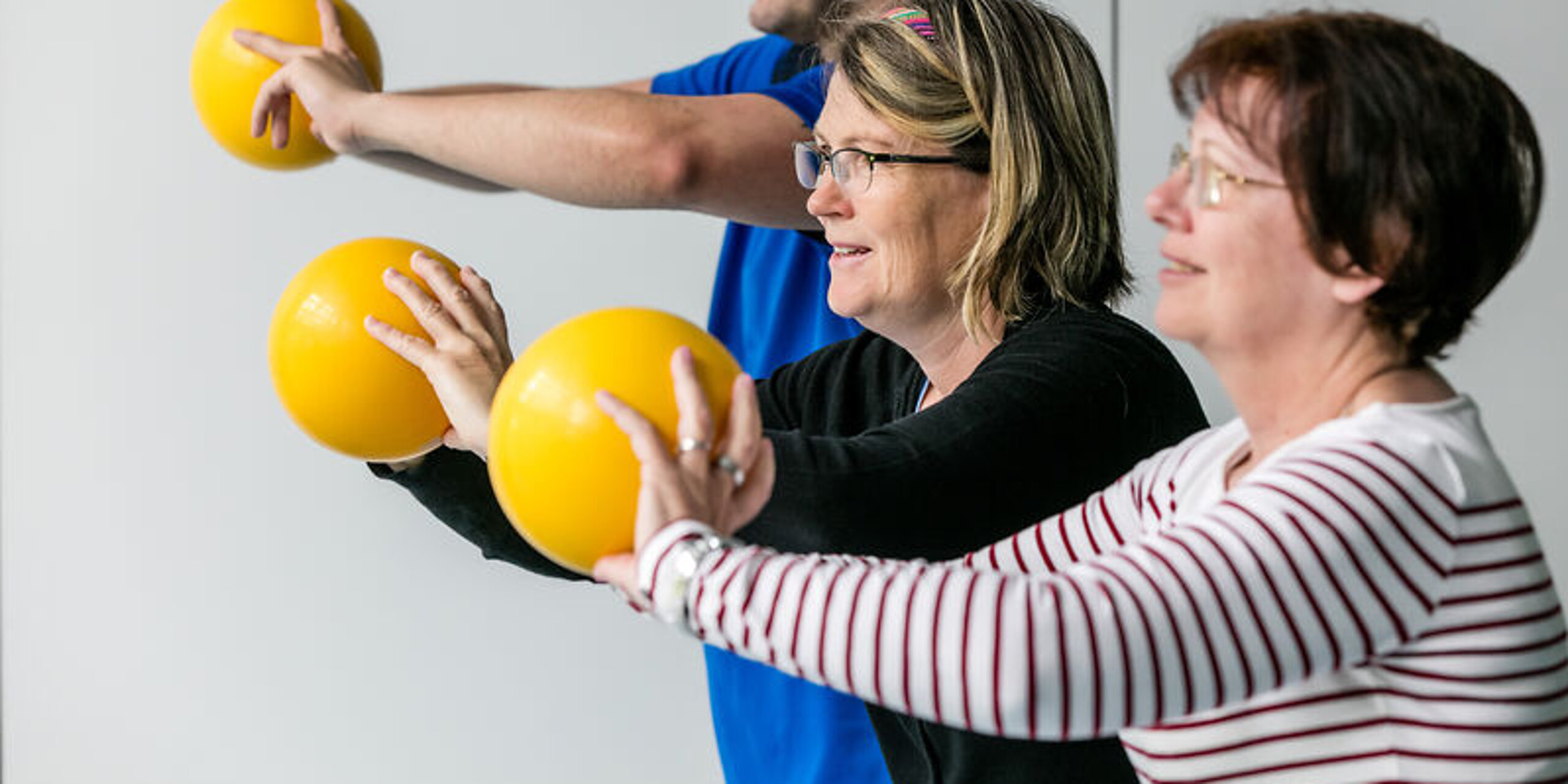 Patienten bei der Therapie mit Bällen 