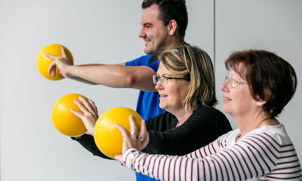 Patienten bei der Therapie mit Bällen 