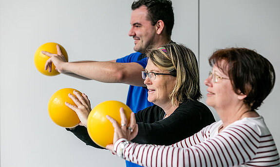 Patienten bei der Therapie mit Bällen 