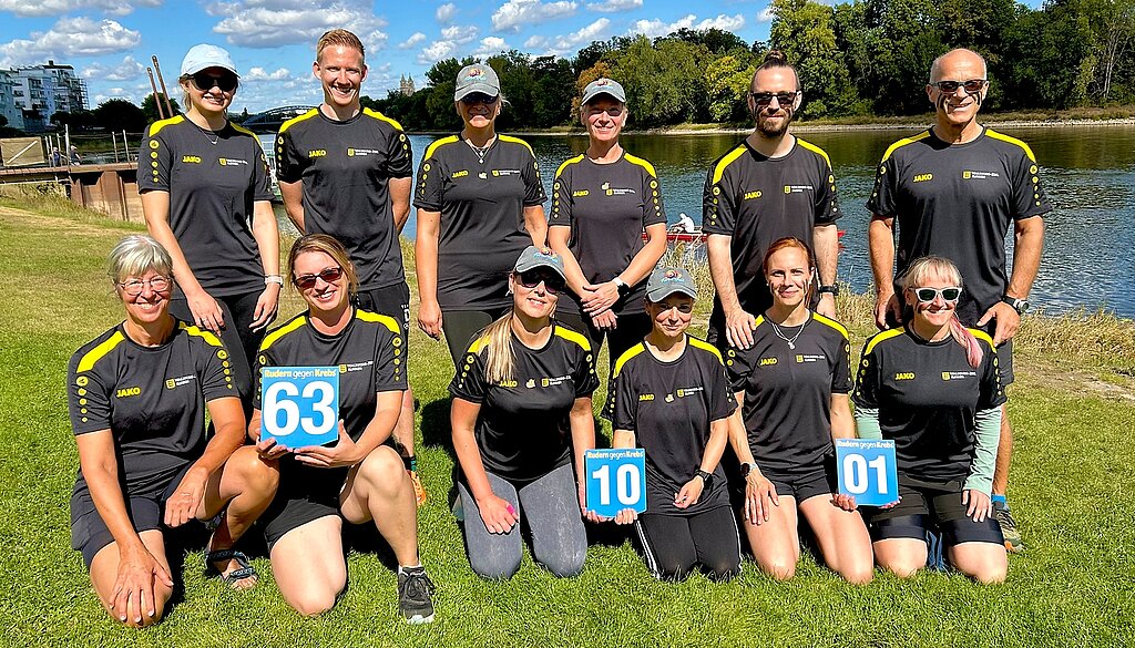 Teamfoto Rudern gegen Krebs Gruppenfoto der drei Teams der Rehabilitationsklinik Bad Salzelmen, die bei Rudern gegen Krebs antreten.