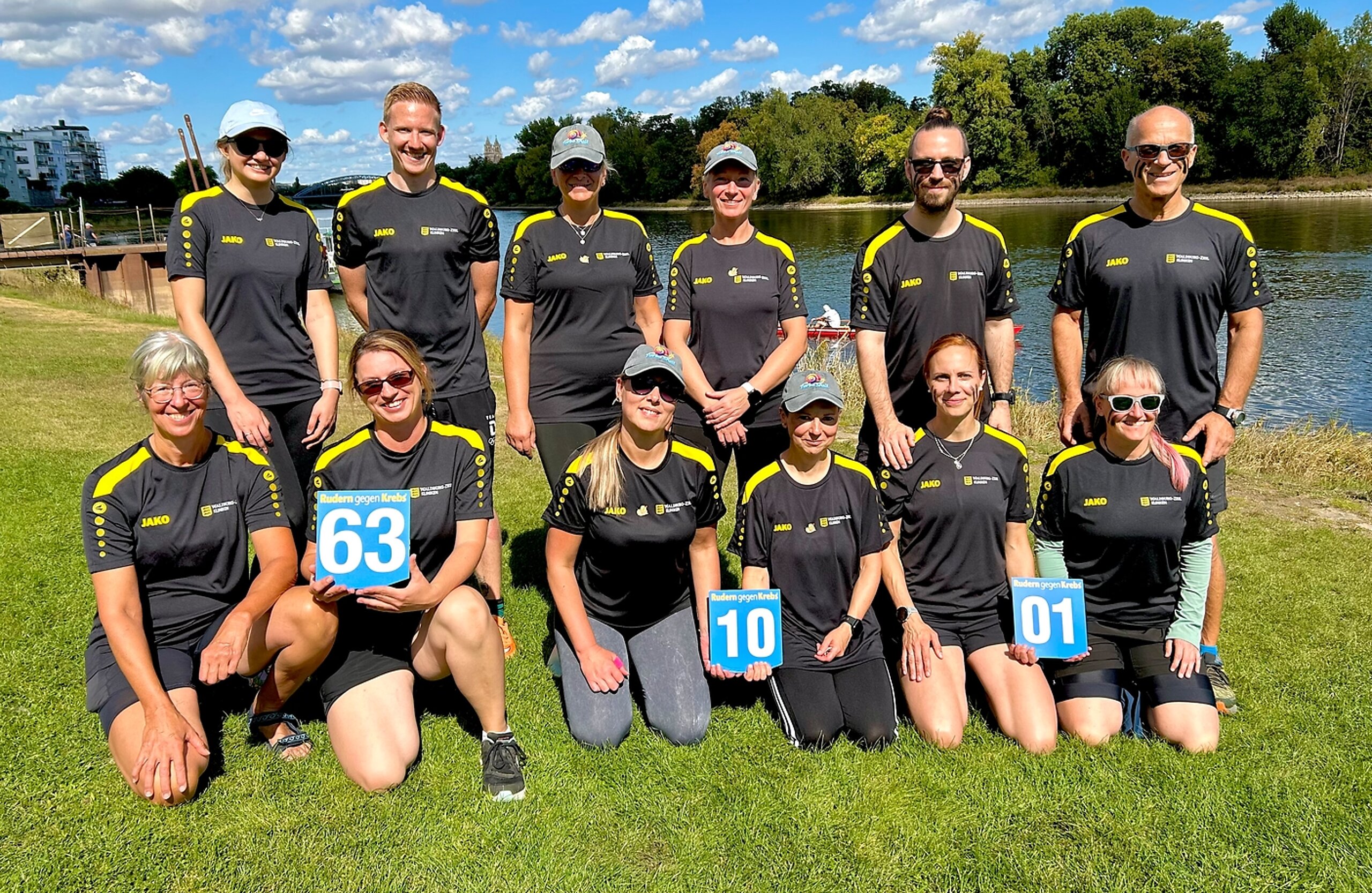 Teamfoto Rudern gegen Krebs Gruppenfoto der drei Teams der Rehabilitationsklinik Bad Salzelmen, die bei Rudern gegen Krebs antreten.