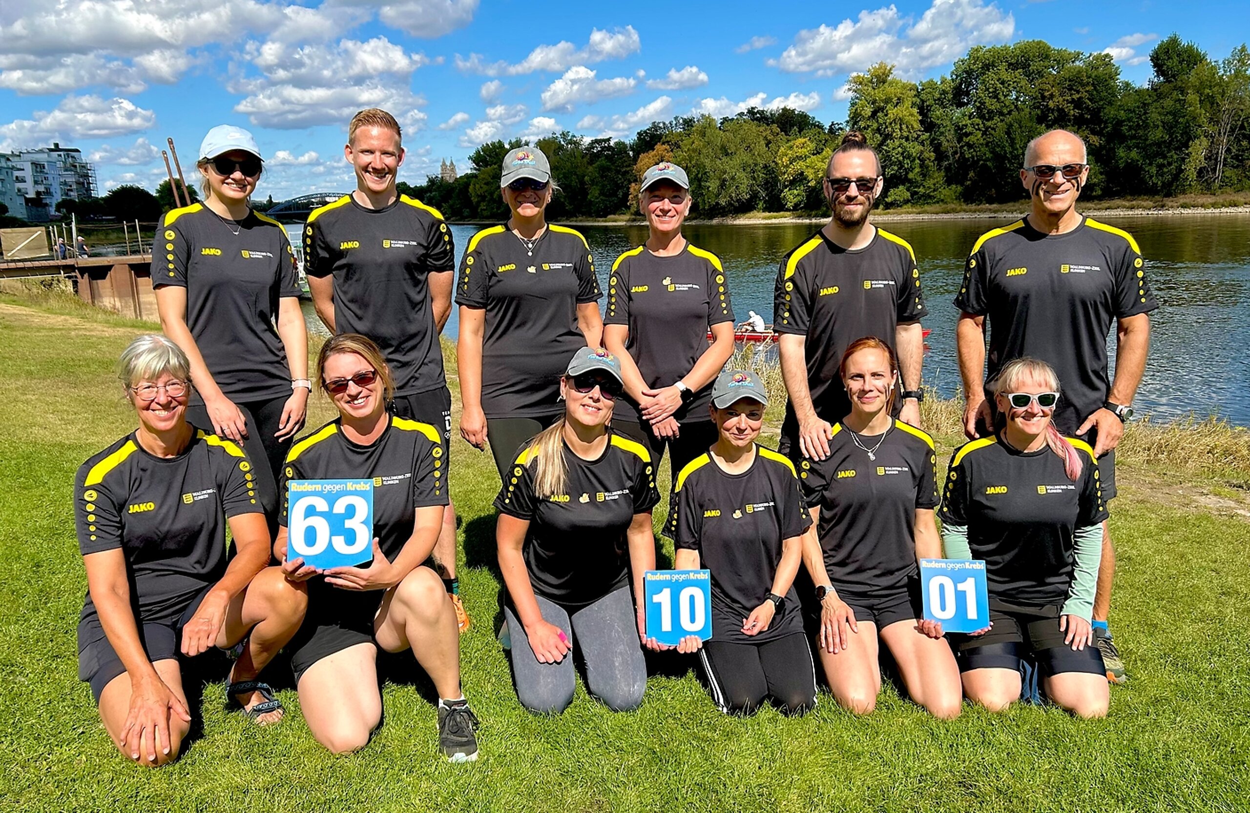 Teamfoto Rudern gegen Krebs Gruppenfoto der drei Teams der Rehabilitationsklinik Bad Salzelmen, die bei Rudern gegen Krebs antreten.