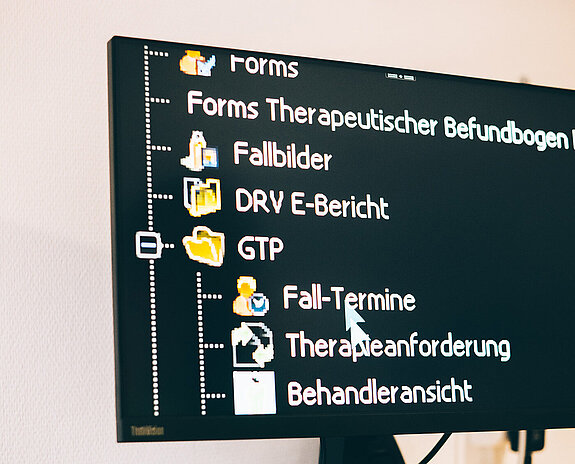 PC mit großer Schrift für Sehbehinderungen.