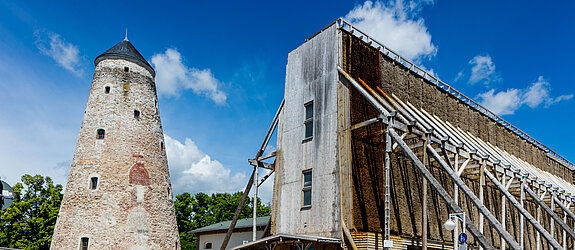 Das Bild zeigt den Soleturm und das Gradierwerk Bad Salzelmen.