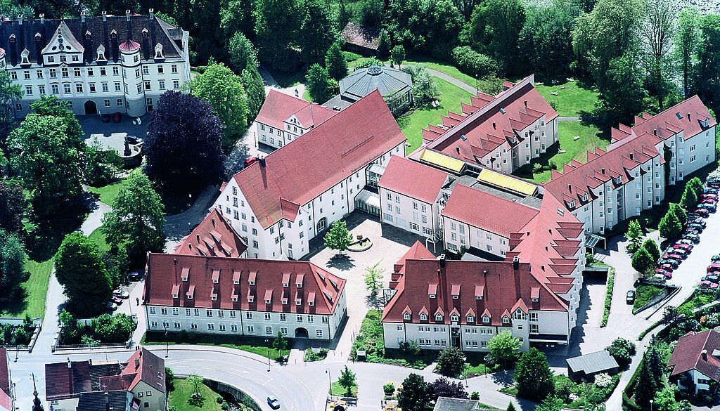 Luftaufnahme der Klinik im Hofgarten in Bad Waldsee, umgeben von grüner Natur und roten Dächern