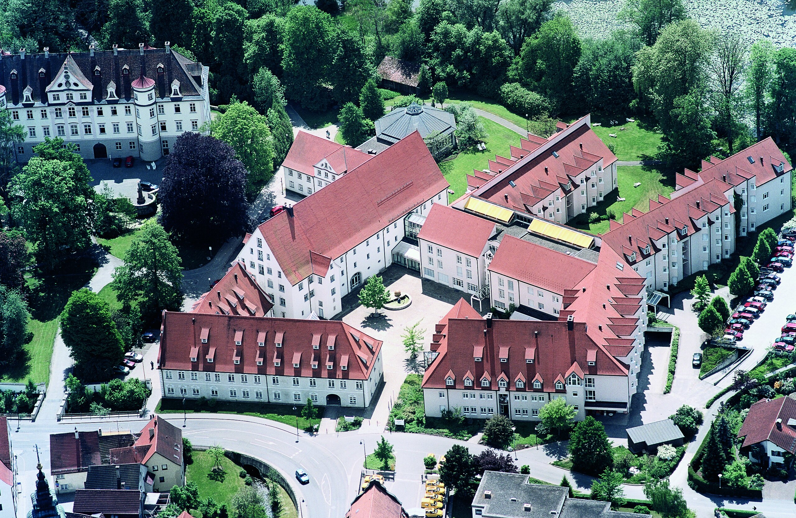 Luftaufnahme der Klinik im Hofgarten in Bad Waldsee, umgeben von grüner Natur und roten Dächern