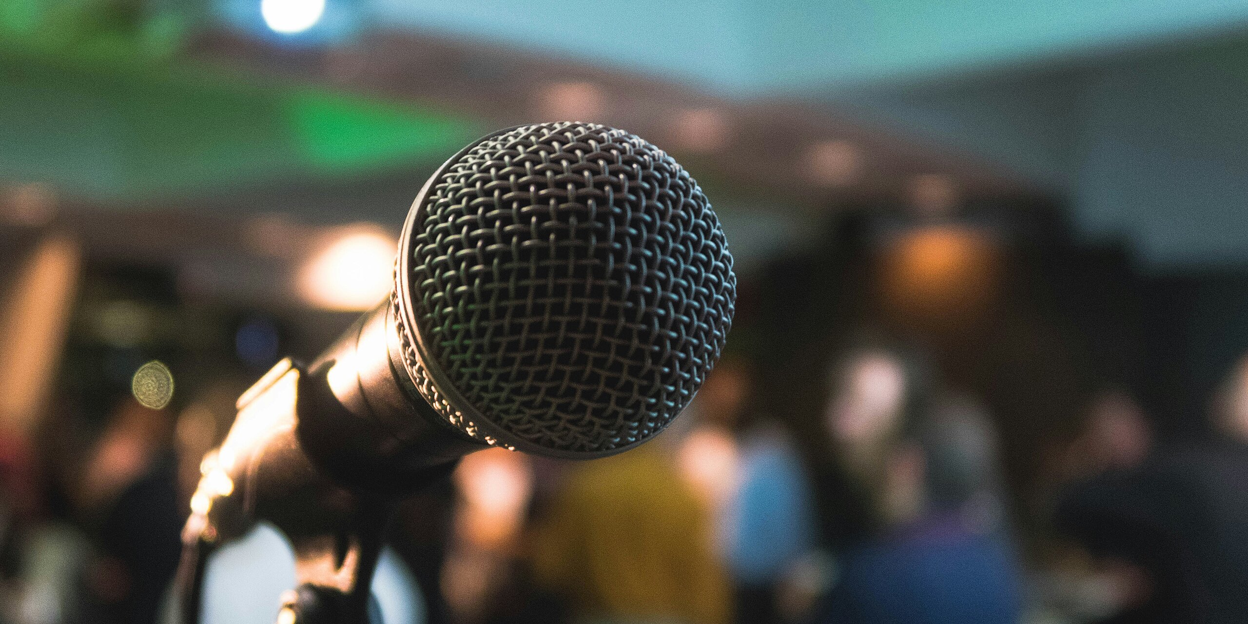 Ein Mikrofon.
