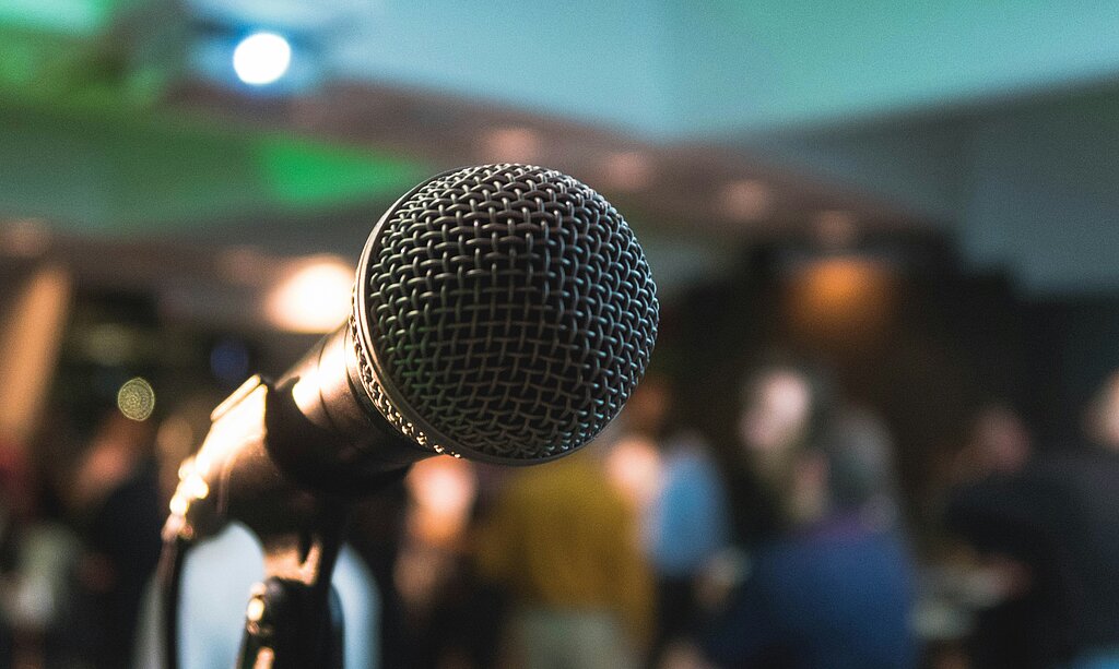 Ein Mikrofon.