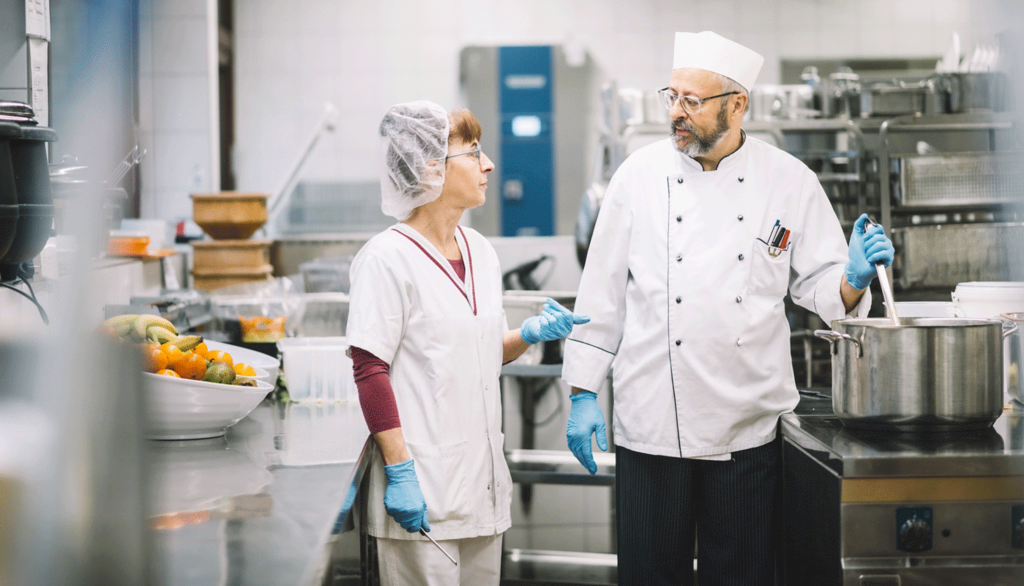 Frau Gantner-Gehbauer unterhält sich mit dem Küchenchef.