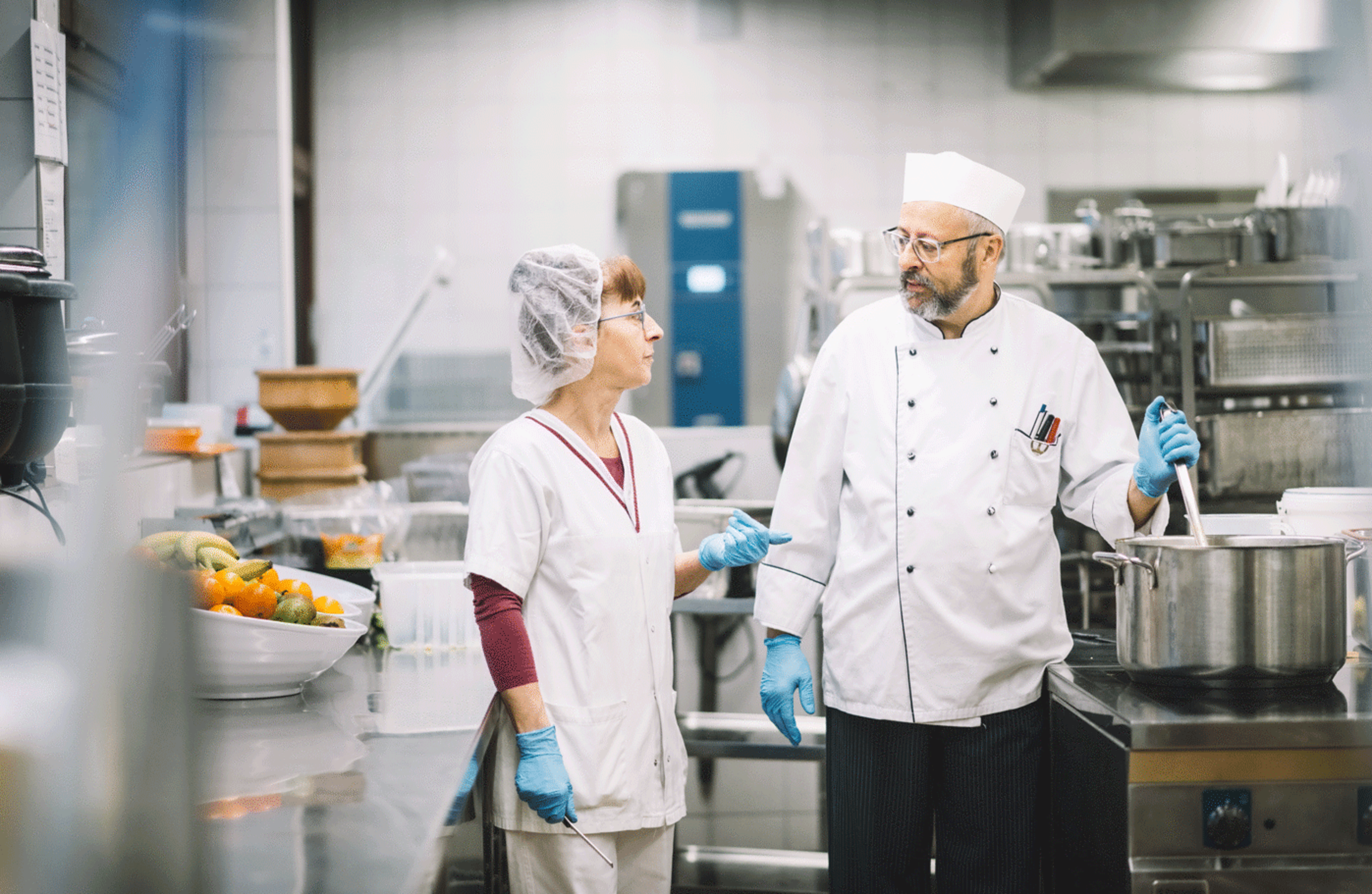 Frau Gantner-Gehbauer unterhält sich mit dem Küchenchef.