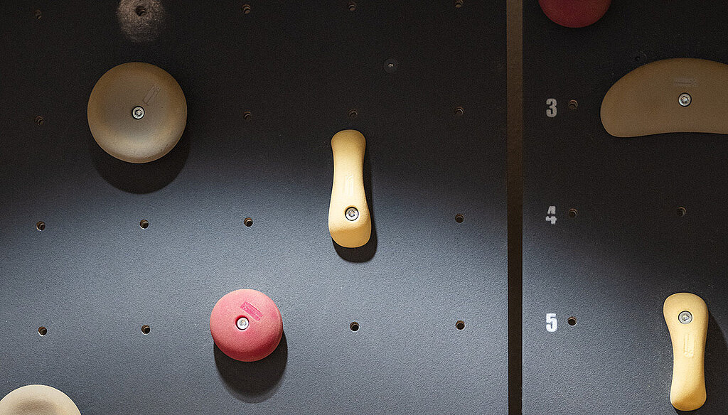 Nahaufnahme einer Kletterwand.