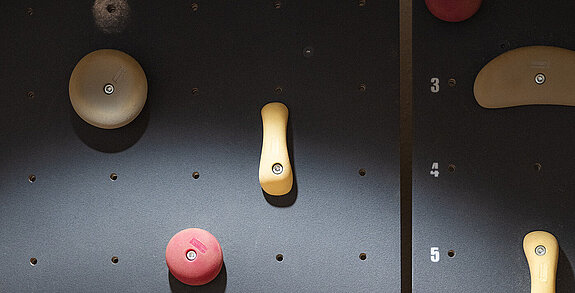 Nahaufnahme einer Kletterwand.