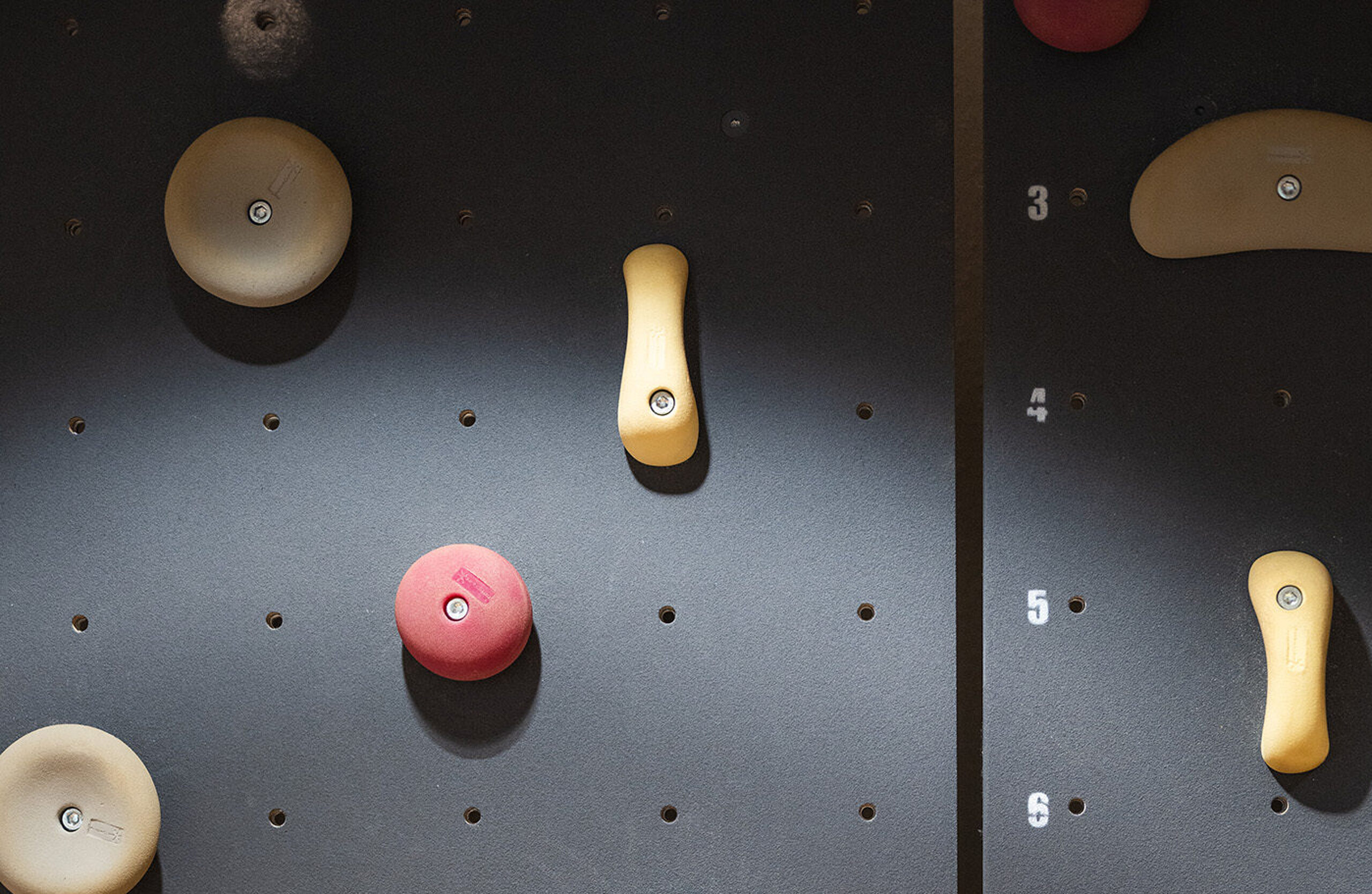 Nahaufnahme einer Kletterwand.