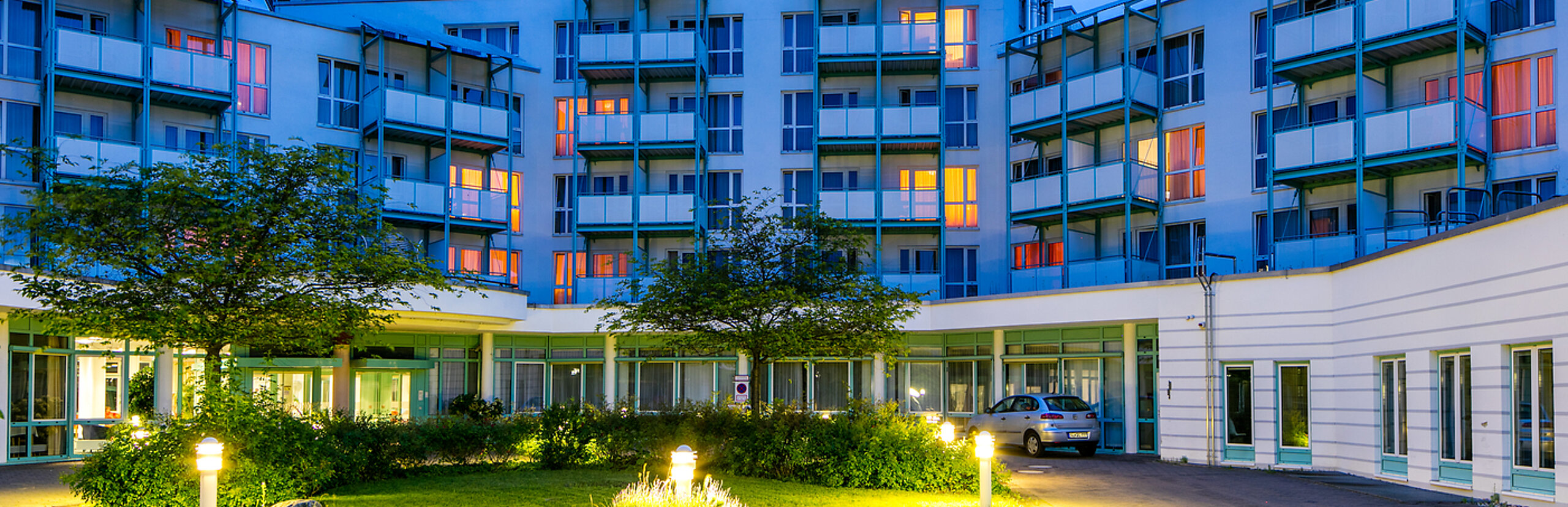 Das Bild zeigt die Rehabilitationsklinik Bad Salzelmen bei Nacht.