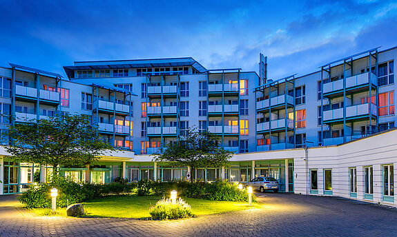 Das Bild zeigt die Rehabilitationsklinik Bad Salzelmen bei Nacht.