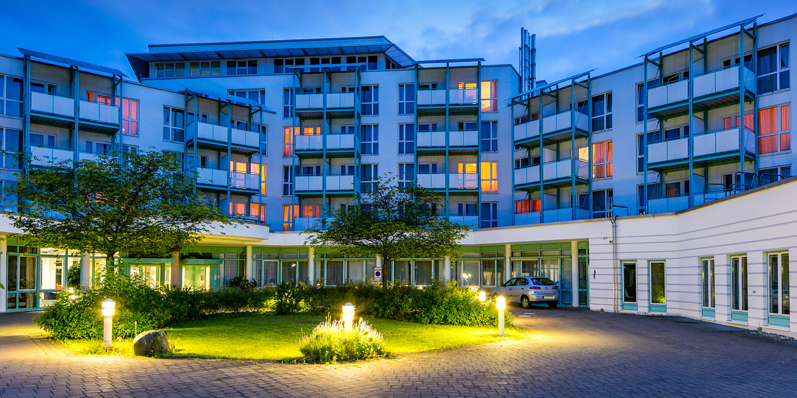 Das Bild zeigt die Rehabilitationsklinik Bad Salzelmen bei Nacht.