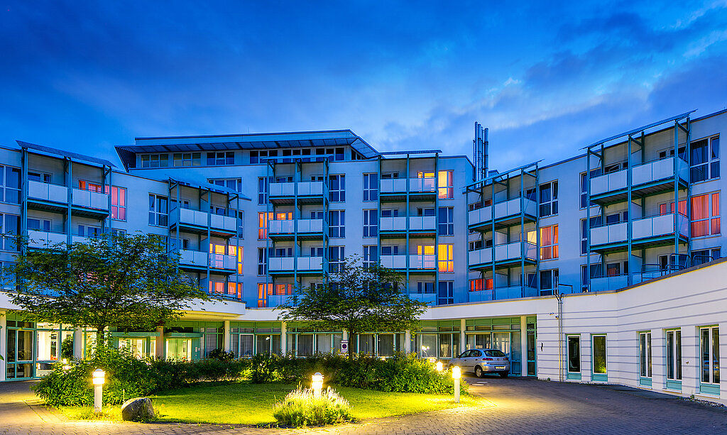 Das Bild zeigt die Rehabilitationsklinik Bad Salzelmen bei Nacht.