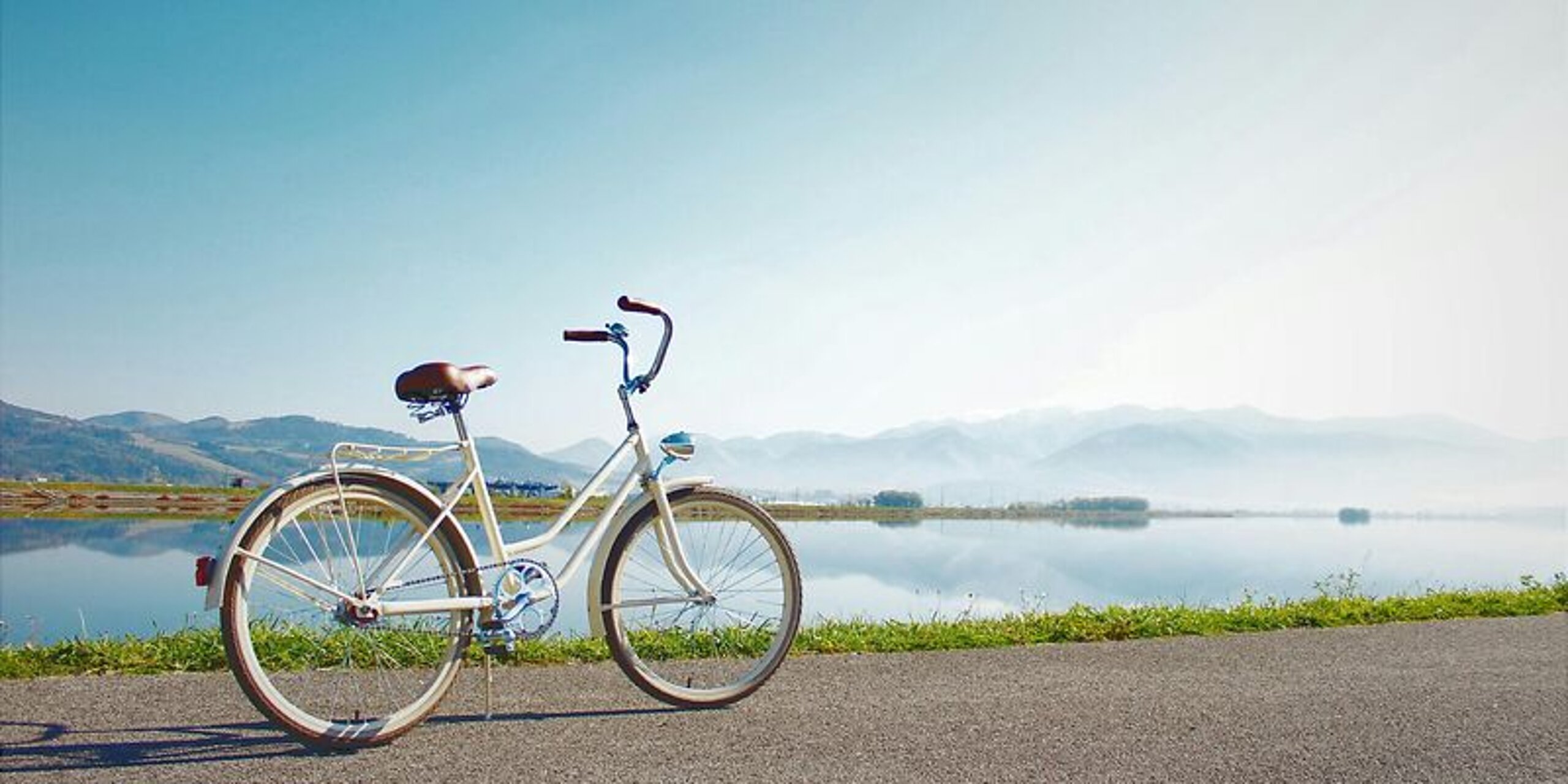 Ein Fahrrad steht geparkt an einem See.