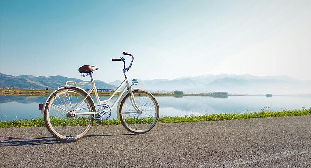 Fahrrad Ein Fahrrad steht geparkt an einem See.