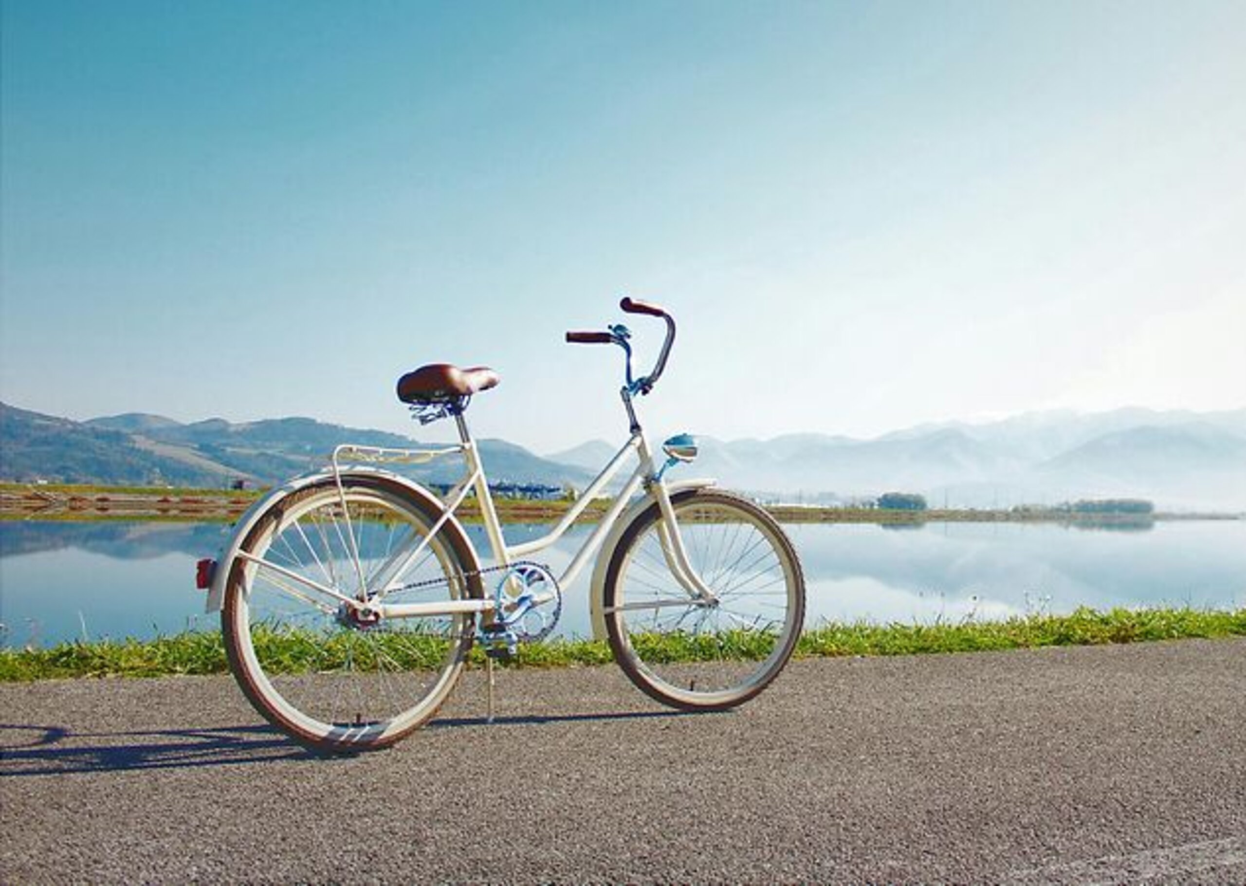 Fahrrad Ein Fahrrad steht geparkt an einem See.