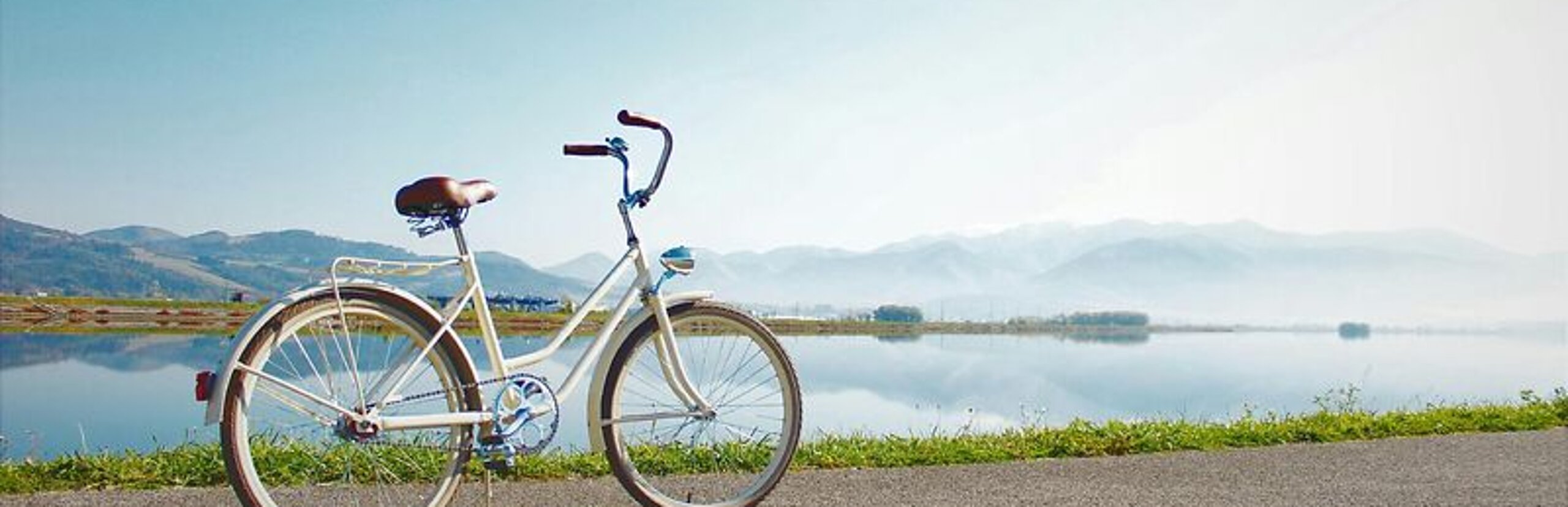 Ein Fahrrad steht geparkt an einem See.