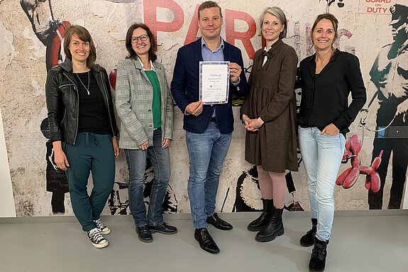 Nicole Baumann und Dr. Quirin Schlott mit den Vertretern der 