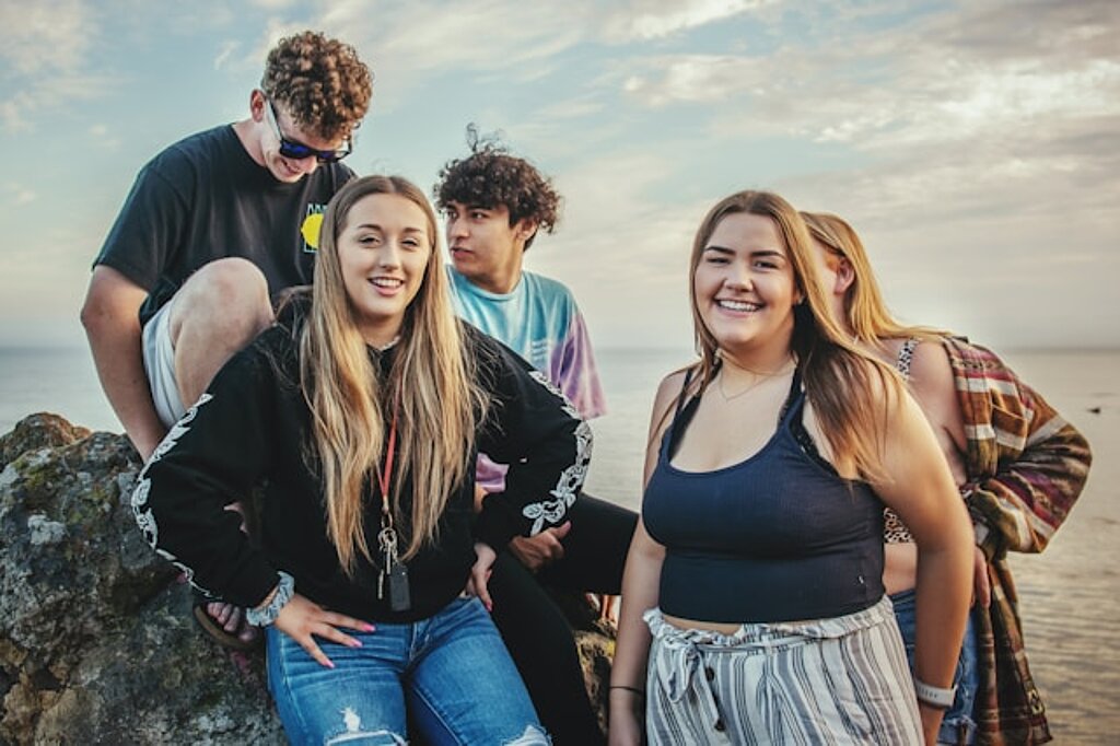 Fünf junge Menschen in der Gruppe.