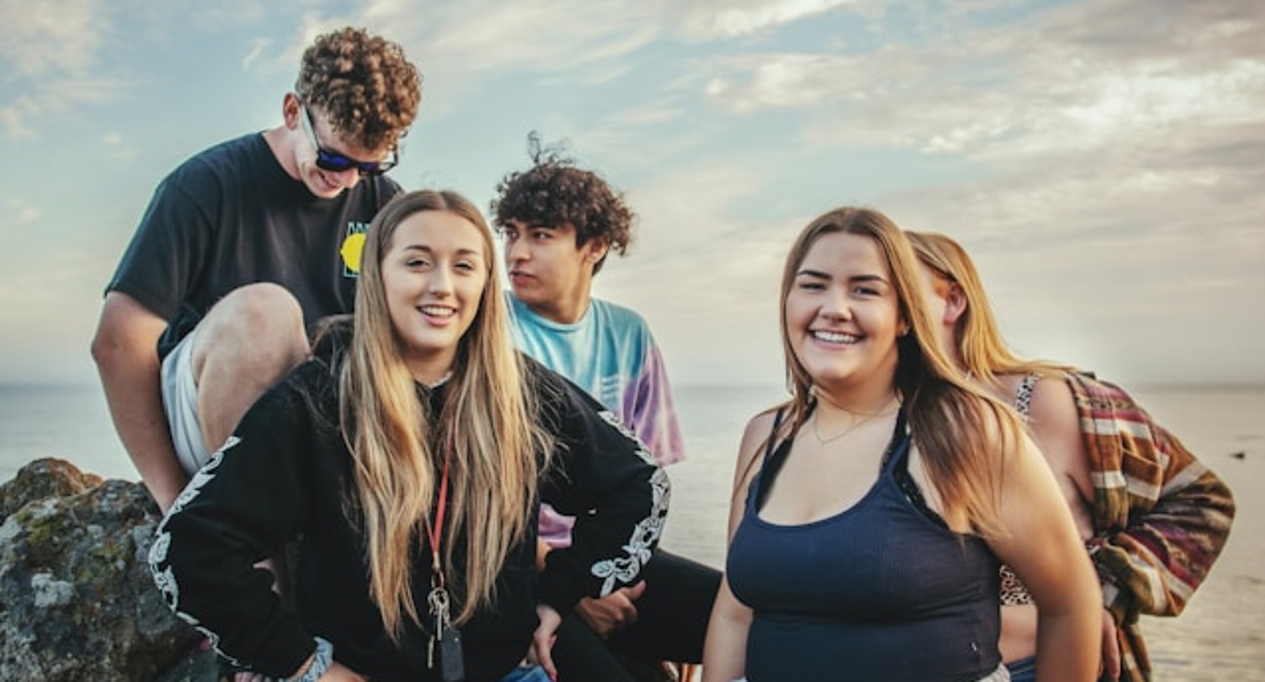 Fünf junge Menschen in der Gruppe.