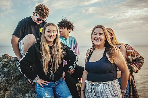 Fünf junge Menschen in der Gruppe.