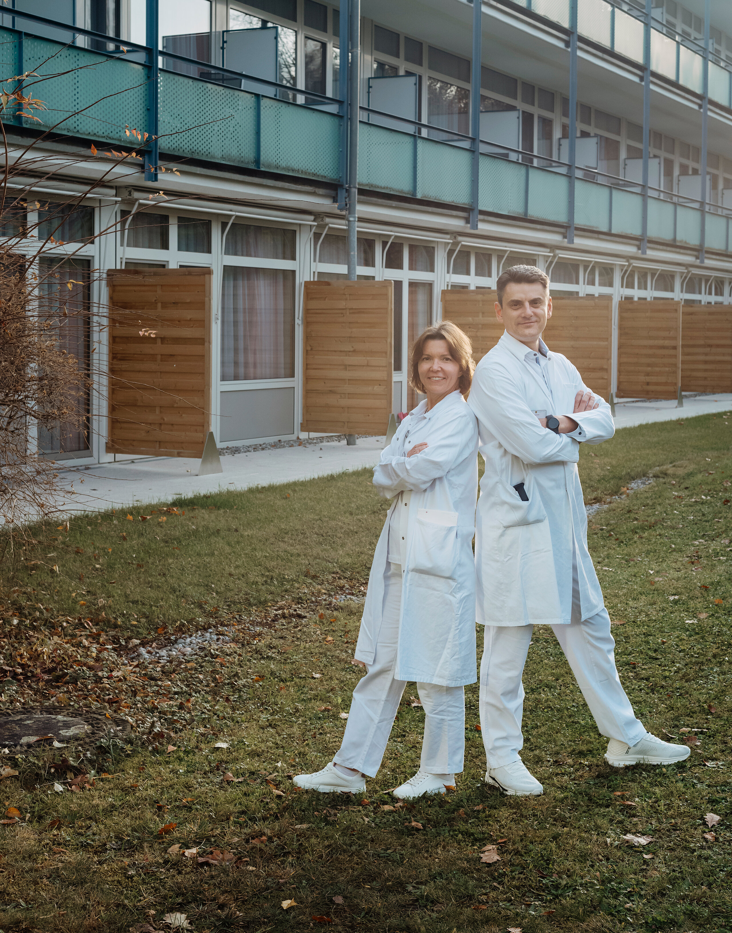 Ein Ärzteehepaar steht vor der Rehaklinik.