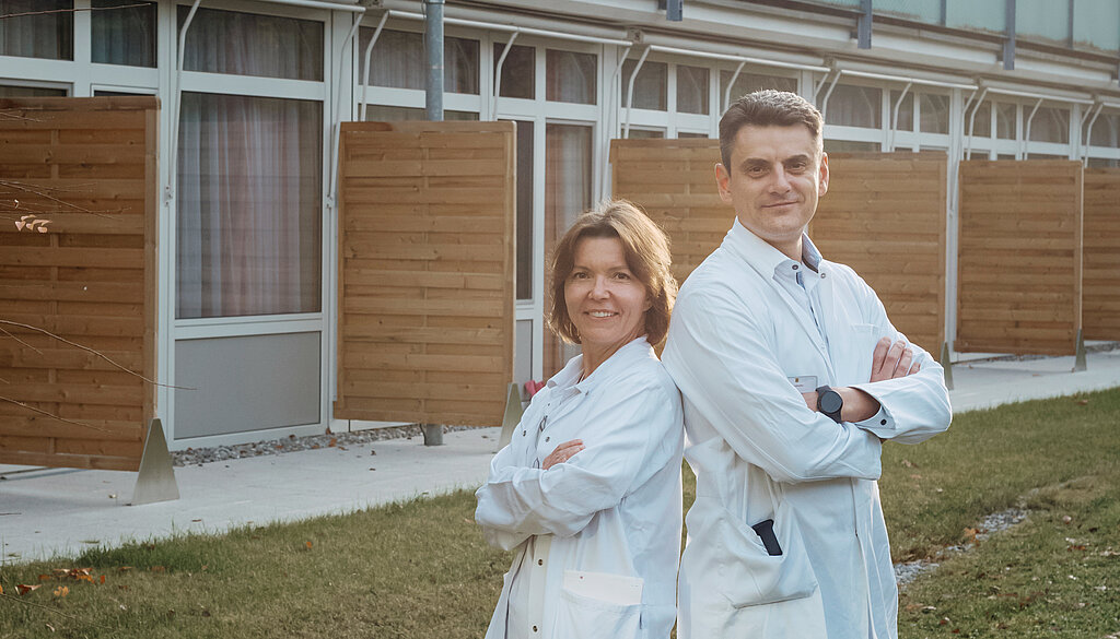 Ärzteehepaar Ein Ärzteehepaar steht vor der Rehaklinik.