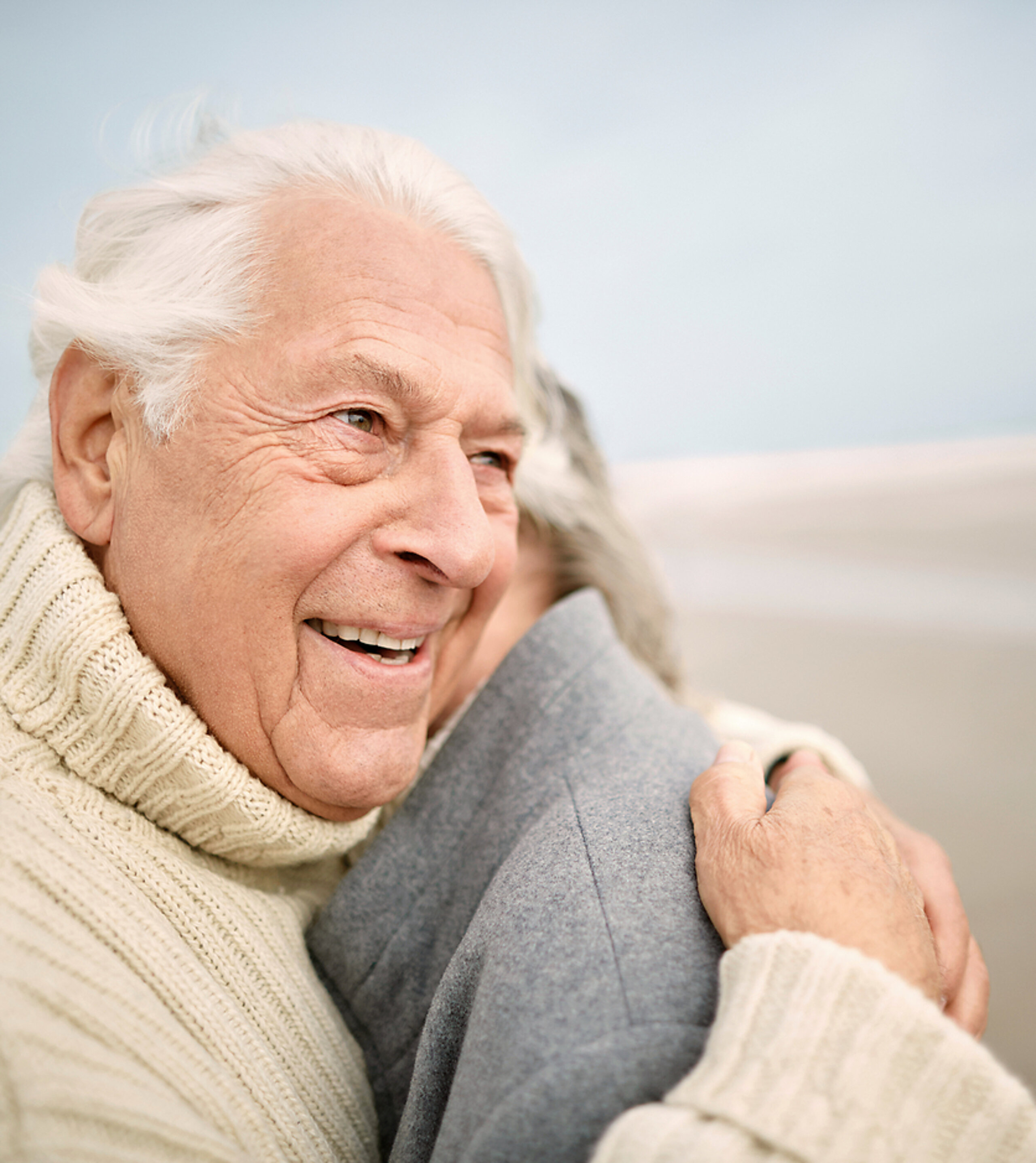 Rentner Ehepaar Ein Rentnerehepaar umarmt sich.