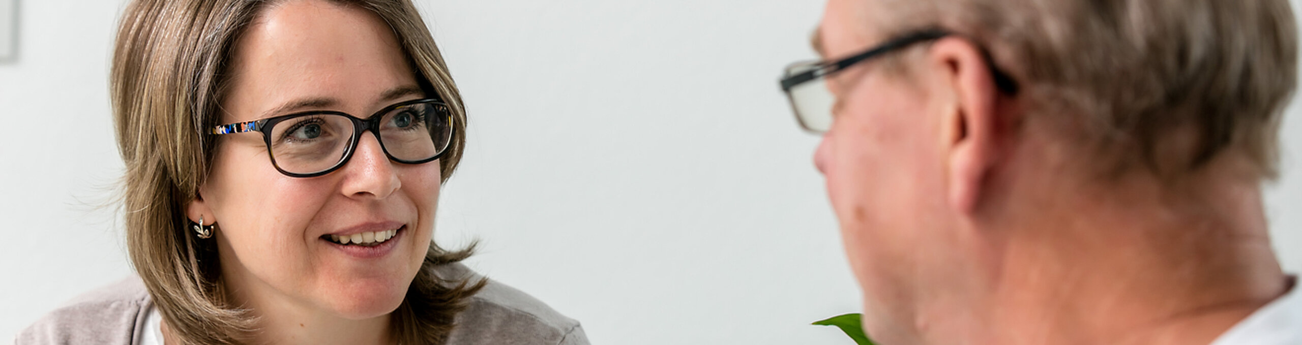 Sozialdienst Eine Sozialarbeiterin führt ein Gespräch mit einem Mann