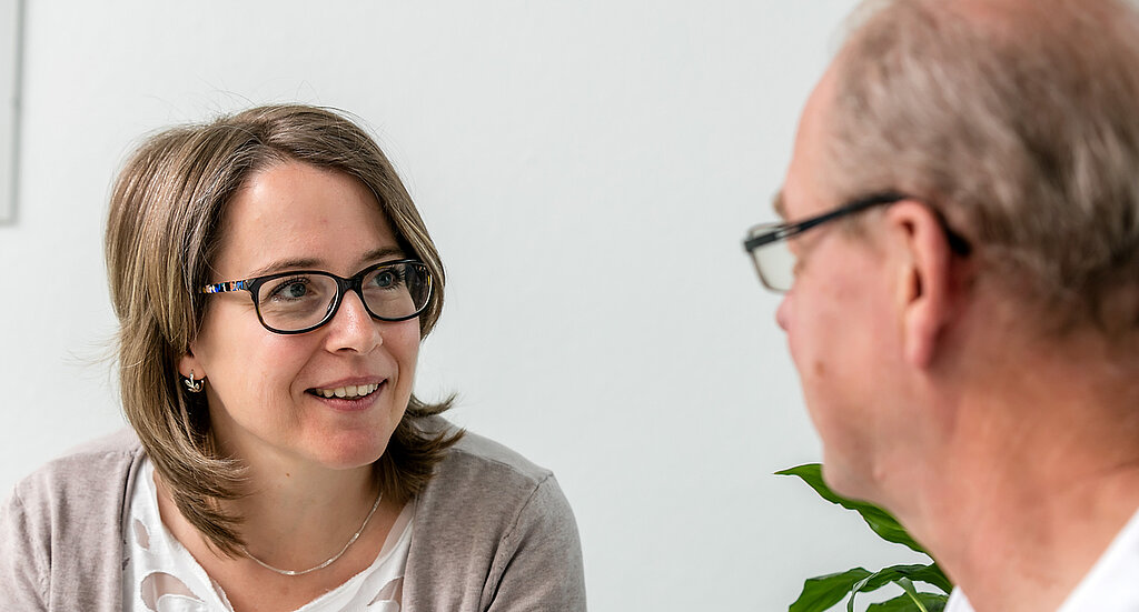 Eine Sozialarbeiterin führt ein Gespräch mit einem Mann