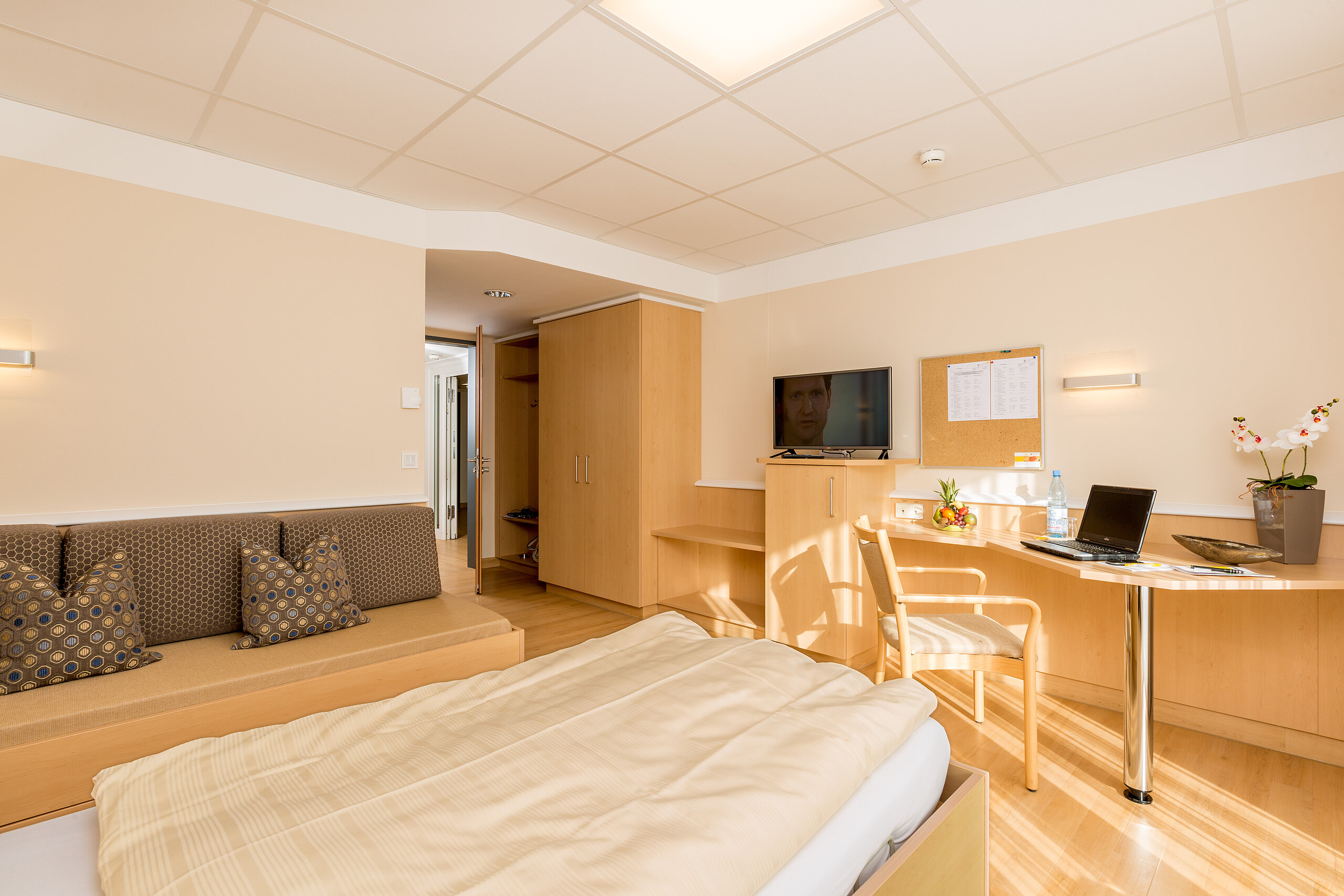 komfortzimmer mit blick zur tür