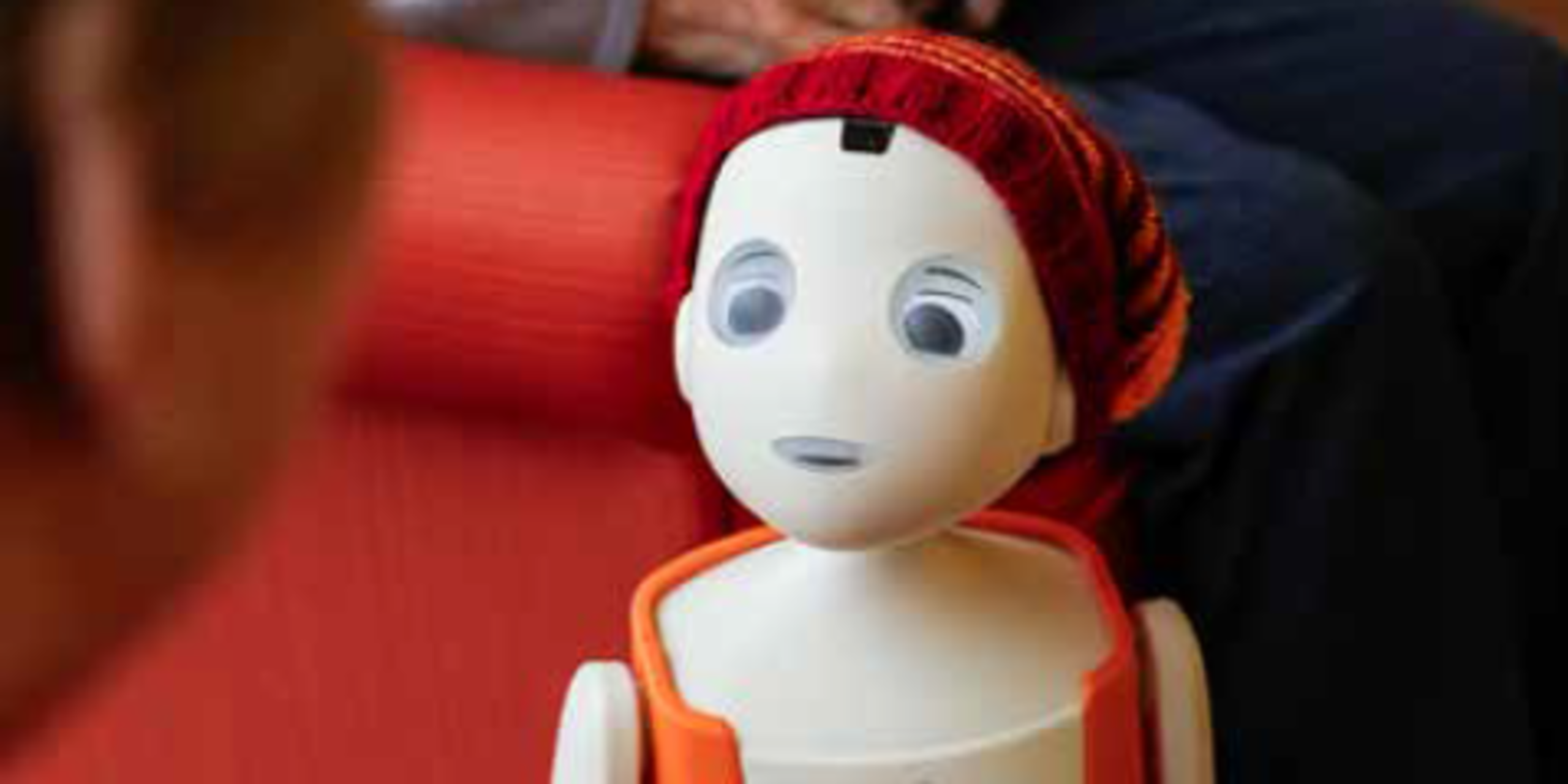 Pflegeroboter Oscar redet mit einer Seniorin.