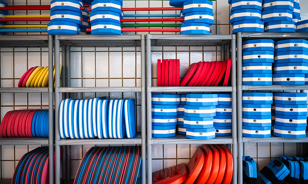 Das Bild zeigt Equipment für Wassergymnastik.