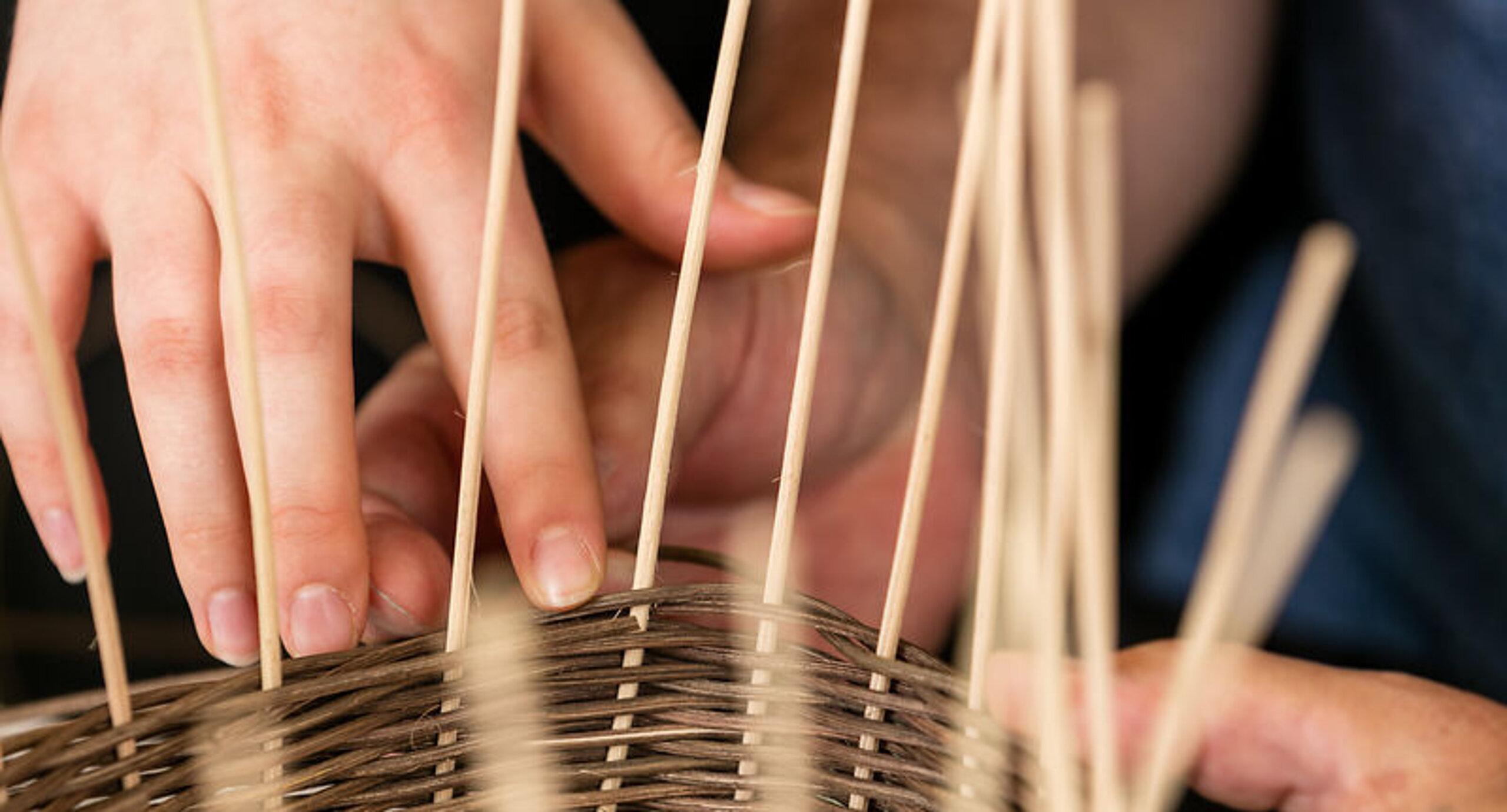Korbflechten Ergotherapie Eine Patientin flechtet einen Korb in der Ergotherapie