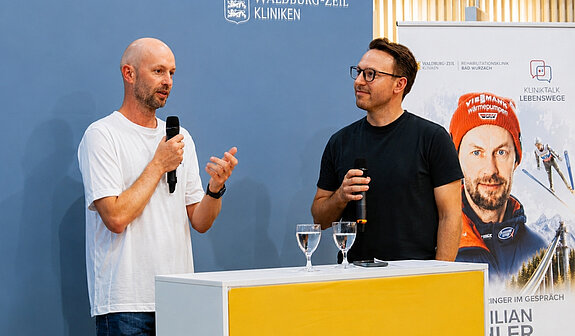 Maximilian Mechler im Gespräch mit Moderator Christof Folkerts beim Kliniktalk in Bad Wurzach.