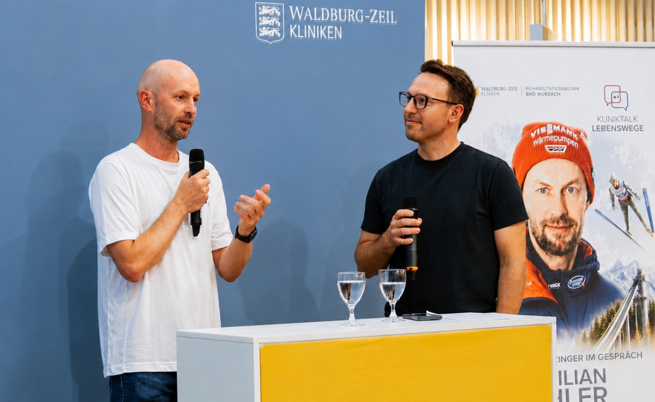 Maximilian Mechler im Gespräch mit Moderator Christof Folkerts beim Kliniktalk in Bad Wurzach.