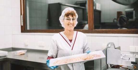 Christine Gantner-Gehbauer Christine Gantner-Gehbauer trägt ein Tablett mit Aufschnitt.