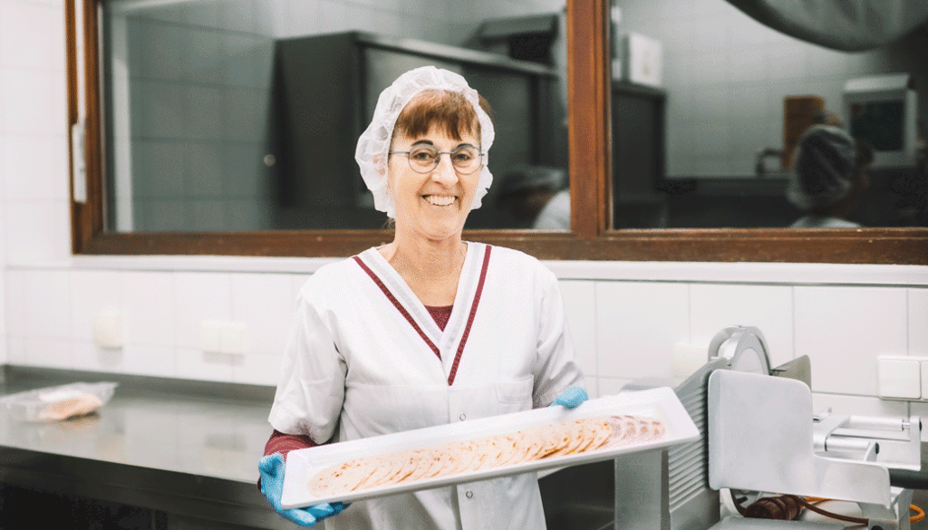 Christine Gantner-Gehbauer Christine Gantner-Gehbauer trägt ein Tablett mit Aufschnitt.