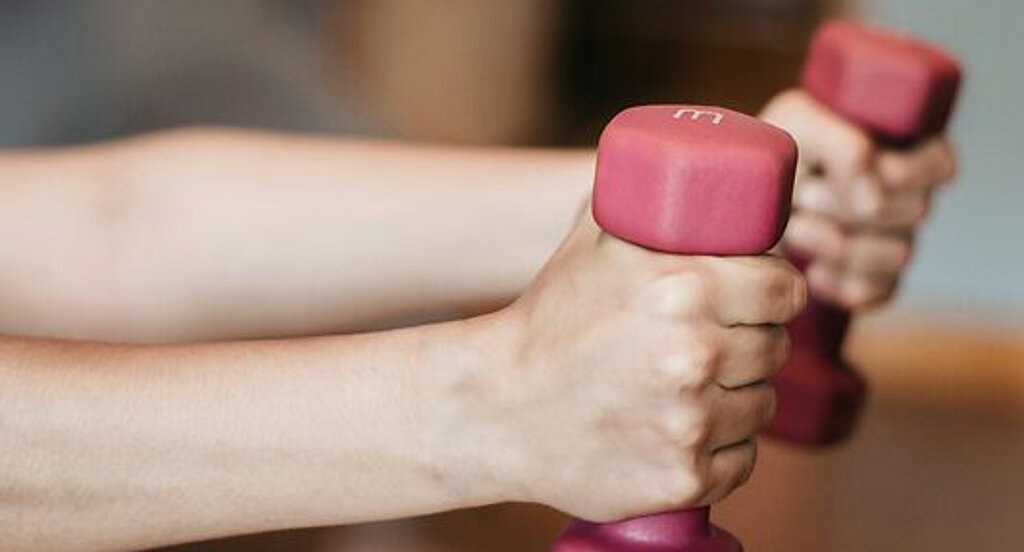 Hantelübung Jemand macht Übungen mit zwei kleinen Hanteln.